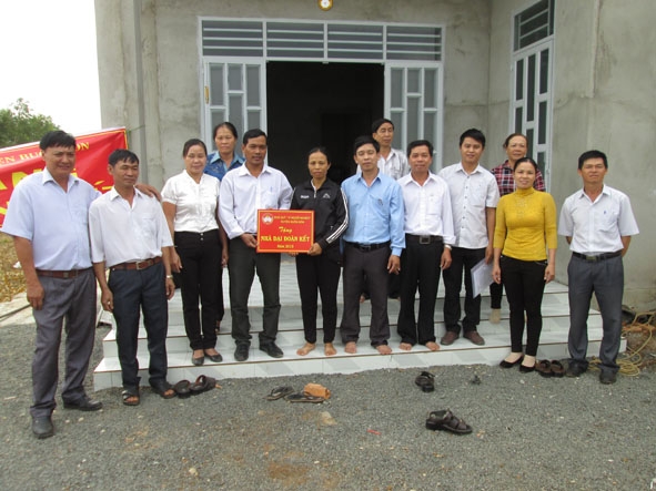 Trao nhà Đại đoàn kết tặng gia đình chị Nguyễn Thị Hải (thôn 4, xã Cuôr Knia, huyện Buôn Đôn).