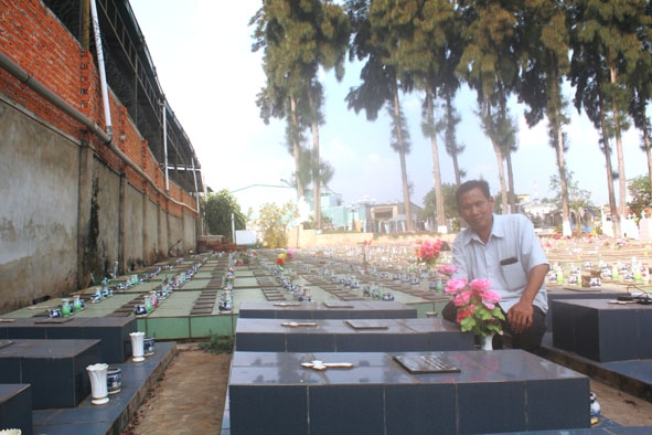 Ông Nguyễn Lê Trung bên khu mộ phần của những hài nhi xấu số.