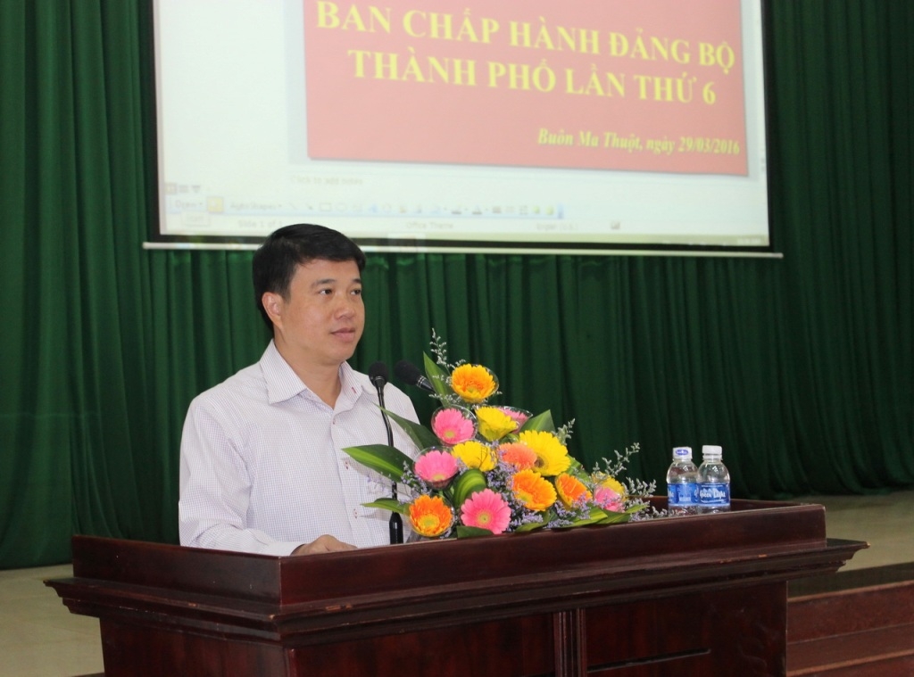 Đồng chí Y Thanh Hà Niê Kdăm, Bí thư Thành ủy Buôn Ma Thuột phát biểu tại Hội nghị. Ảnh: Hoàng Gia