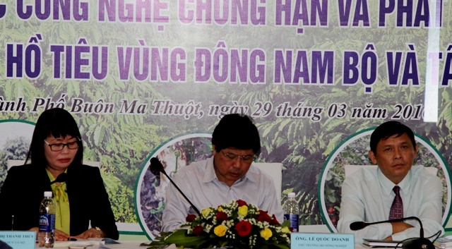 Các đại biểu chủ trì Hội thảo