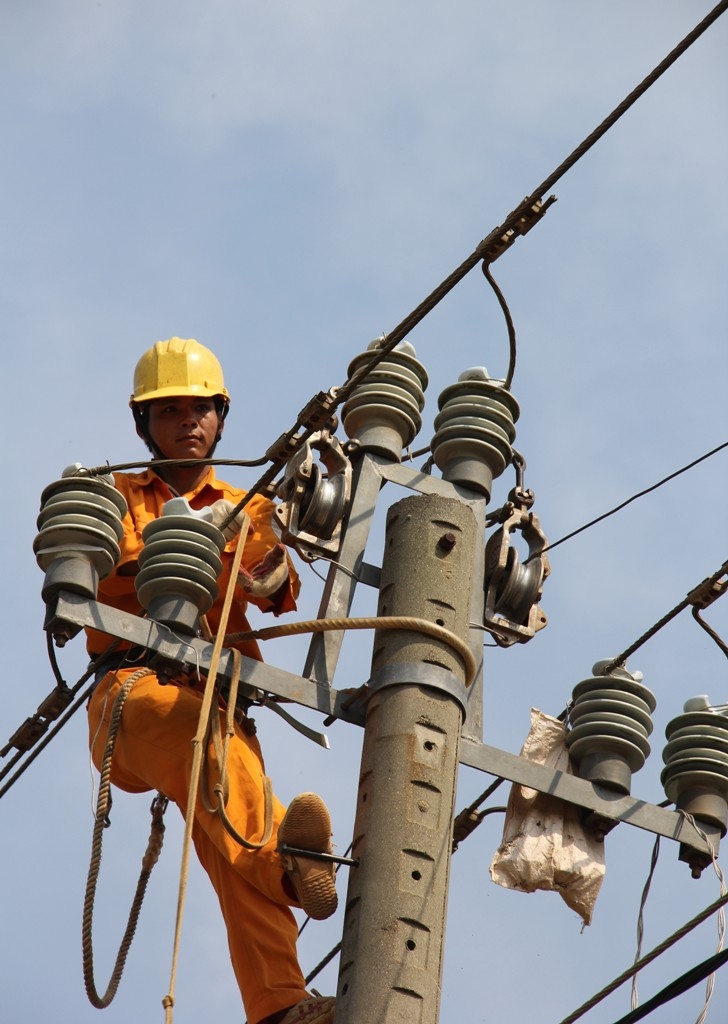 Công nhân Công ty điện lực Đắk Lắk thi công cải tạo đường dây trên địa bàn huyện Krông Ana