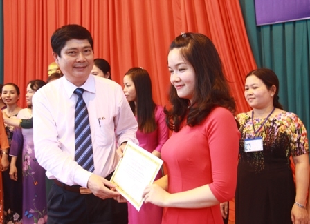 Giám đốc Sở GD-ĐT Phạm Đăng Khoa trao Giấy chứng nhận 