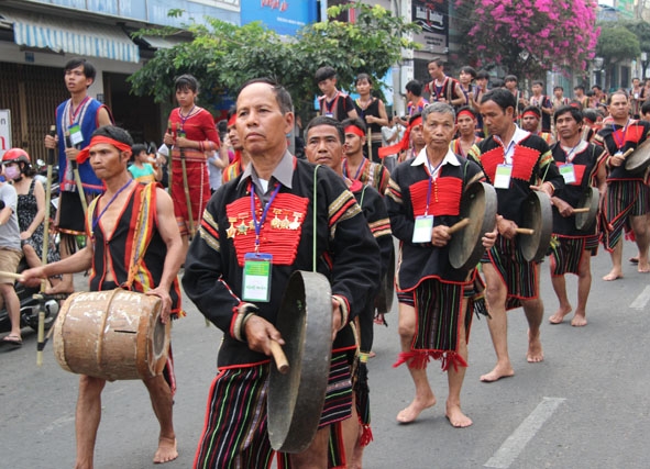 Đoàn nghệ nhân Đắk Lắk tham dự Lễ hội đường phố tại Liên hoan nghệ thuật dân gian Tây Nguyên 2016.  Ảnh: Hoàng Gia