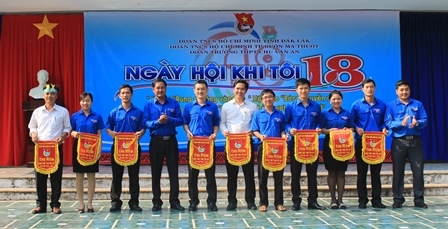 Ban Tổ chức Ngày hội trao Cờ lưu niệm cho các đơn vị tham gia