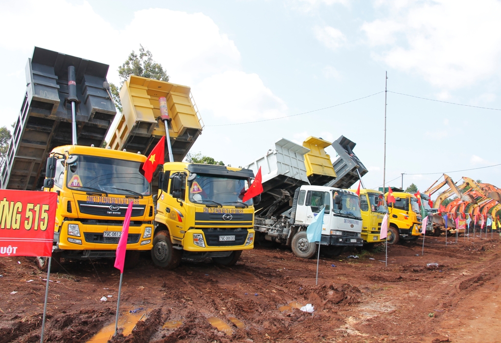 Phương tiện tập kết chuẩn bị khởi công dự án đường Đông - Tây