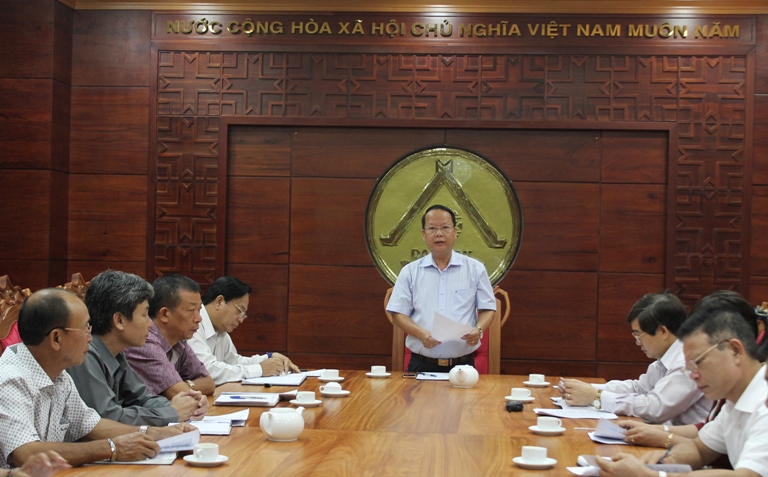 Trưởng Ban Pháp chế HĐND tỉnh Phạm Hát phát biểu tại buổi họp