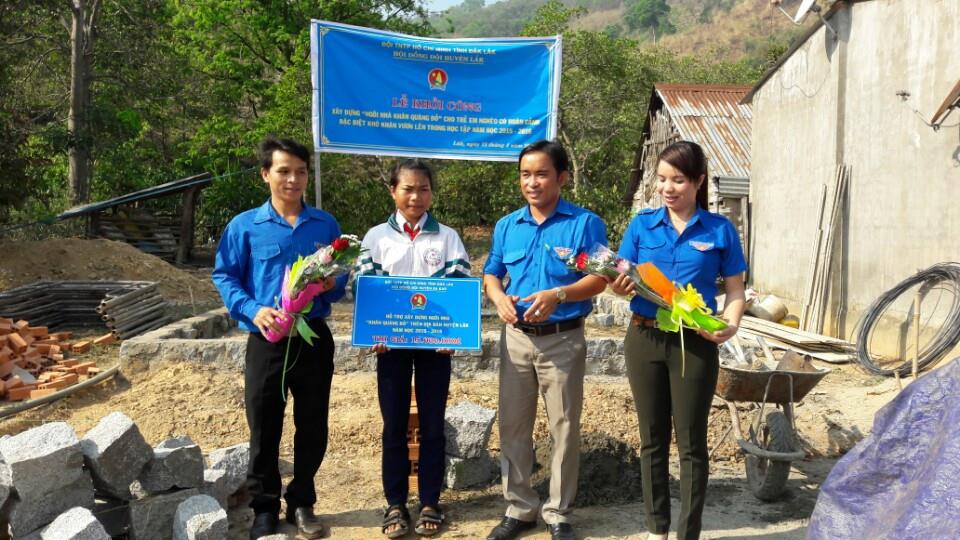 Đại diện Hội đồng Đội huyện Krông Năng trao bảng tượng trưng cho gia đình em Ngần Thị Hoàng Nhung