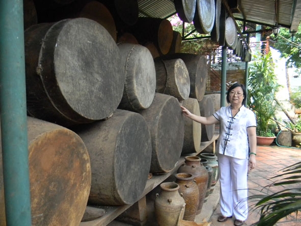 Nhiều trống, chiêng và chóe cổ của bà Ngô Thị Kim Cúc sưu tầm, cất giữ tại nhà.   