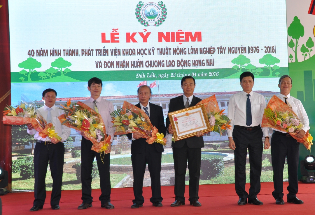 Tập thể Viện Khoa học Kỹ thuật Nông Lâm nghiệp Tây Nguyên đón nhận Huân chương lao động hạng Nhì