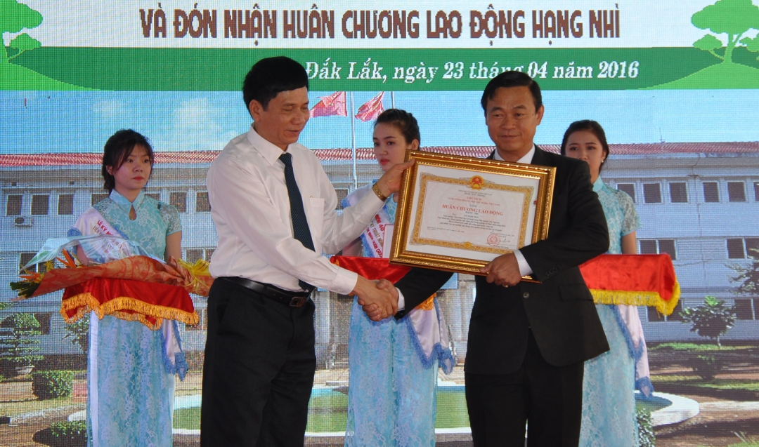 TS. Viện trưởng Lê Ngọc Báu nhận đón nhận Huân chương lao động hạng Nhì