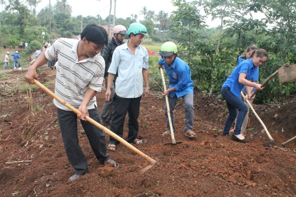 Người dân  xã Ea Bar, huyện Buôn Đôn  tham gia  dọn vệ sinh  môi trường