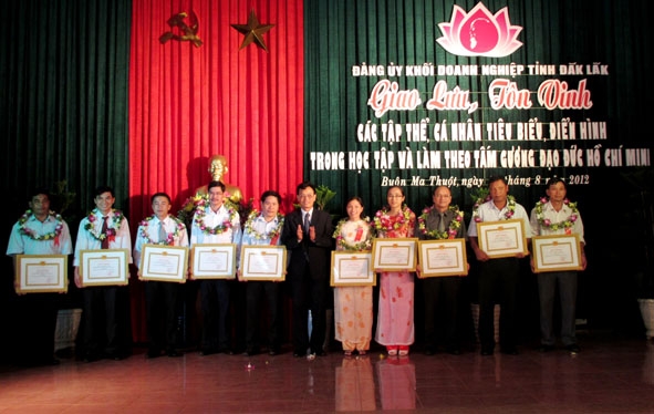 Đảng ủy khối Doanh nghiệp tỉnh tặng giấy khen các tập thể, cá nhân tiêu biểu điển hình trong học tập  và làm theo tấm gương đạo đức Hồ Chí Minh.