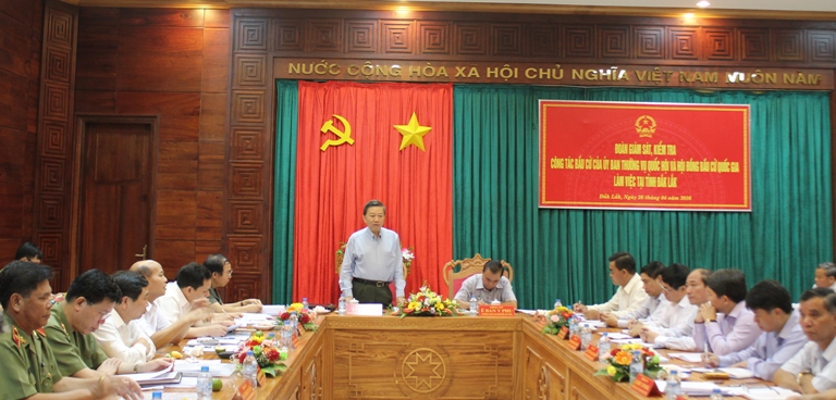 Đồng chí Tô Lâm, Ủy viên Bộ Chính trị, Bộ trưởng Bộ Công an, Ủy viên Hội đồng bầu cử quốc gia phát biểu tại buổi làm việc