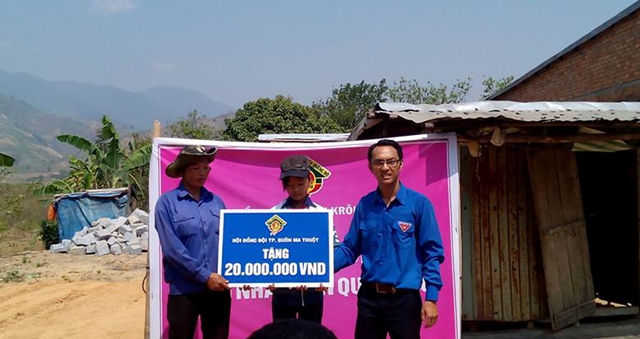 Đại diện Hội đồng Đội TP.Buôn Ma Thuột trao tiền hỗ trợ xây nhà cho gia đình em Trần Thị Hồng.