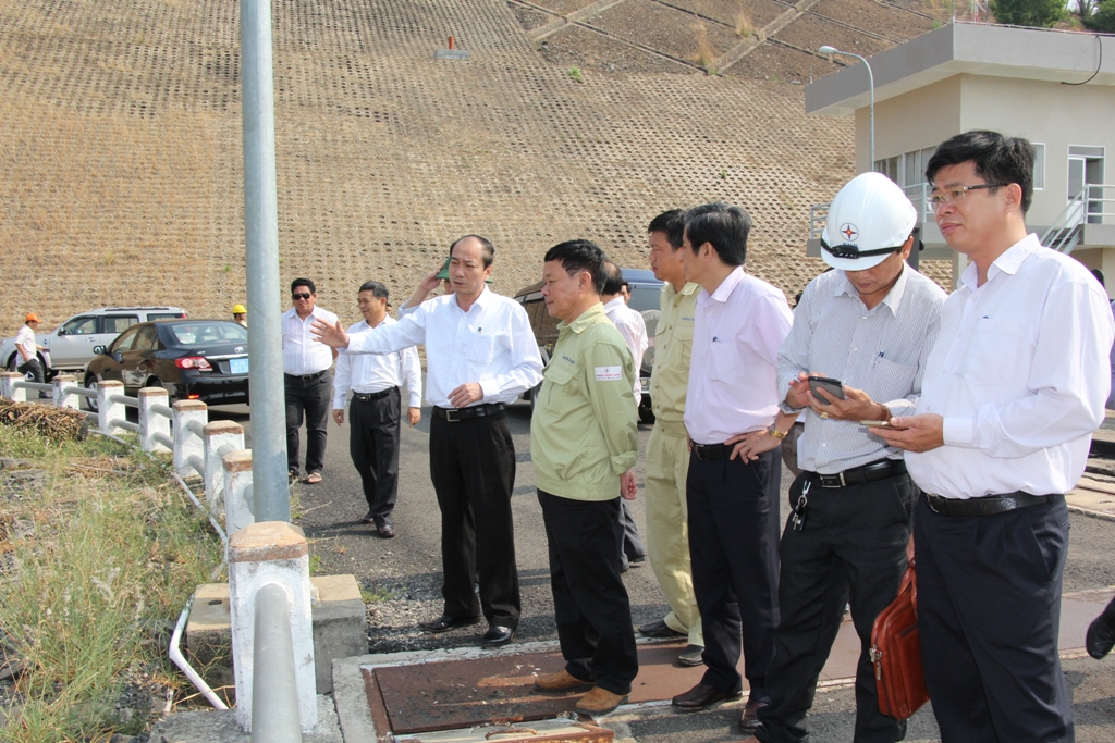 Đoàn công tác kiểm tra tại hồ thủy điện Buôn Kuôp