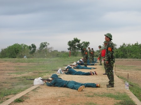Các chiến sĩ tự vệ năm thứ hai trở lên thực hành bắn đạn thật ở tư thế quỳ.
