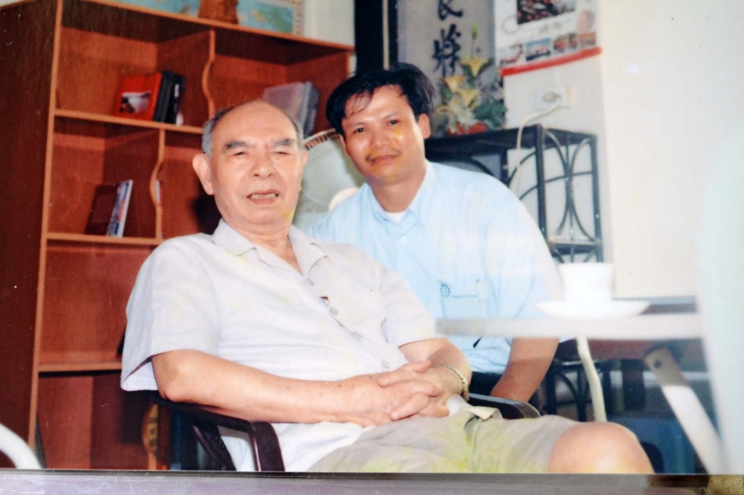Thượng tướng, Giáo sư Hoàng Minh Thảo và tác giả (bên phải).