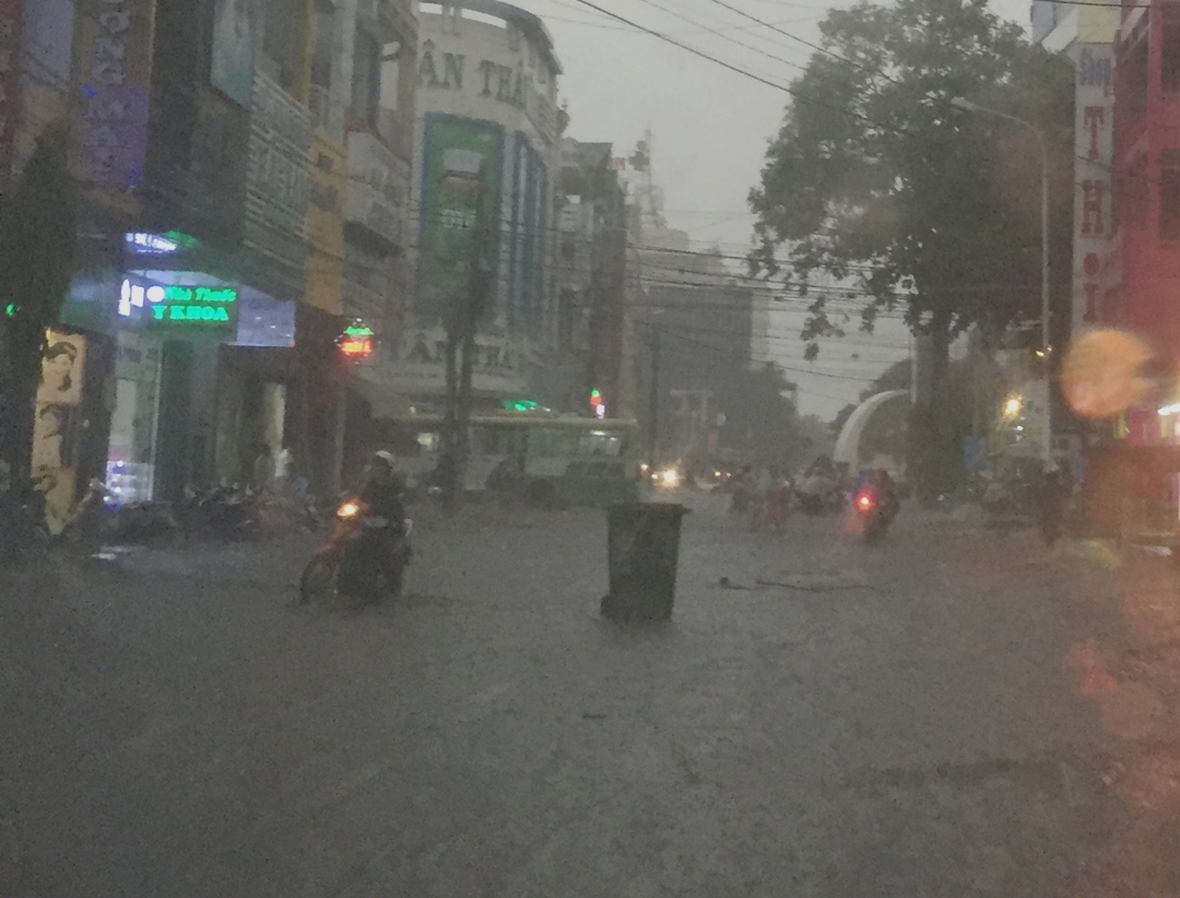 Nhiều vật dụng bị nước cuốn ra giữa đường