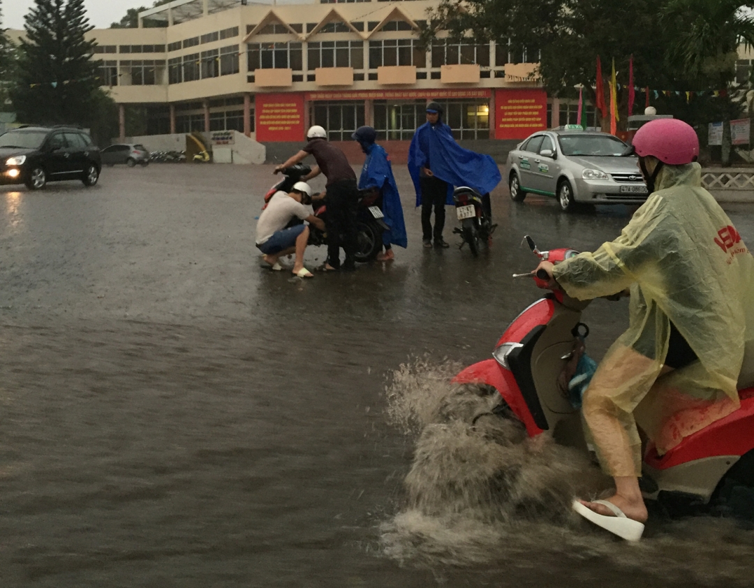 Nhiều xe bị hỏng máy do nước mưa quá lớn
