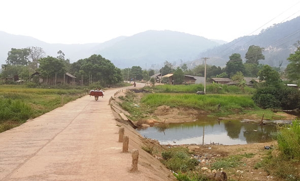 Đường về thôn Yang Hăn đã được bê tông hóa.