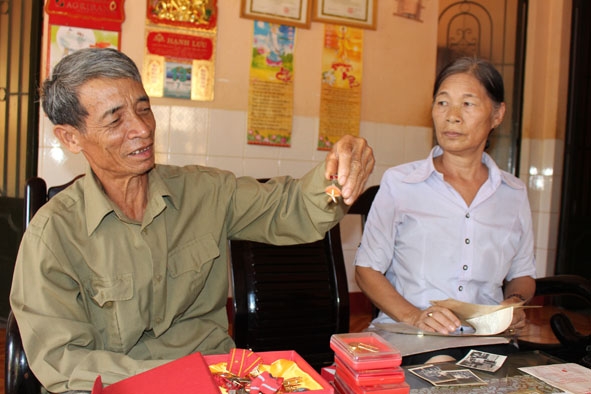 Vợ chồng ông Lê Hải Nam cùng “bộ sưu tập” các huân, huy chương kháng chiến.