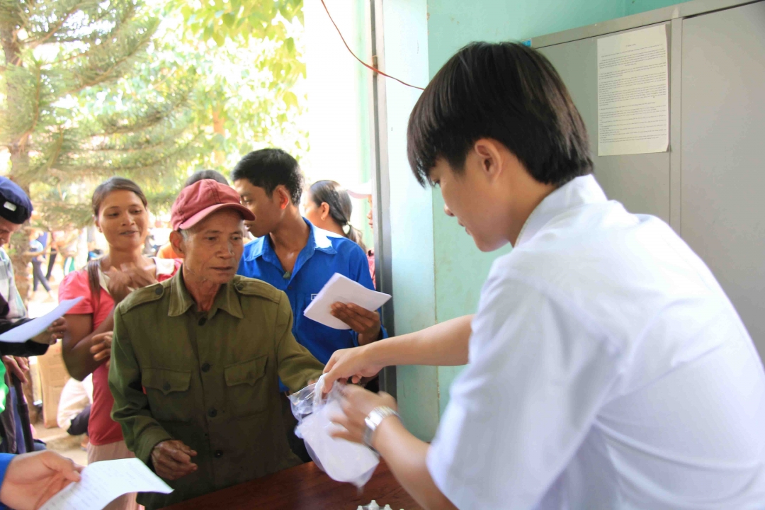 ... và cấp phát thuốc miễn phí cho đồng bào dân tộc