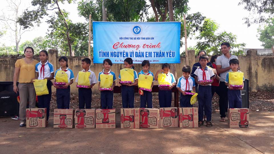 Trao quà tặng các em học sinh có hoàn cảnh khó khăn