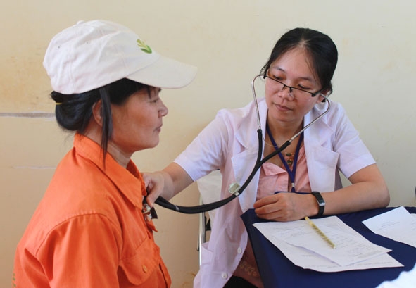 Người lao động được khám bệnh, cấp thuốc miễn phí tại Ngày hội CNLĐ.