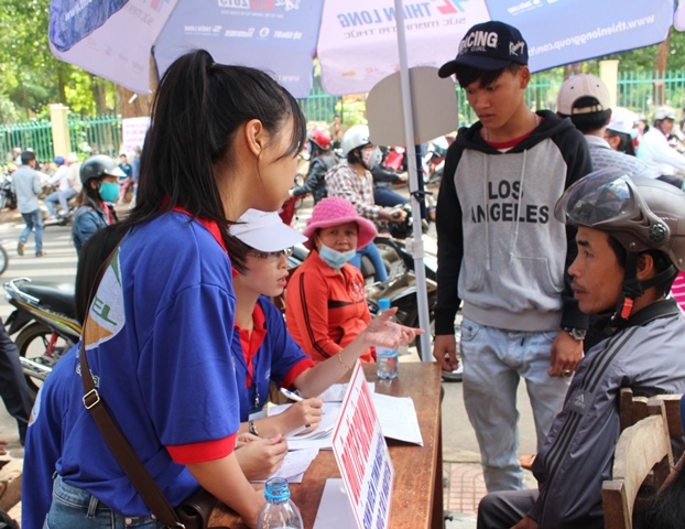 Thanh niên tình nguyện tiếp sức mùa thi năm 2013 tư vấn các điểm trọ cho thí sinh tại TP. Buôn Ma Thuột