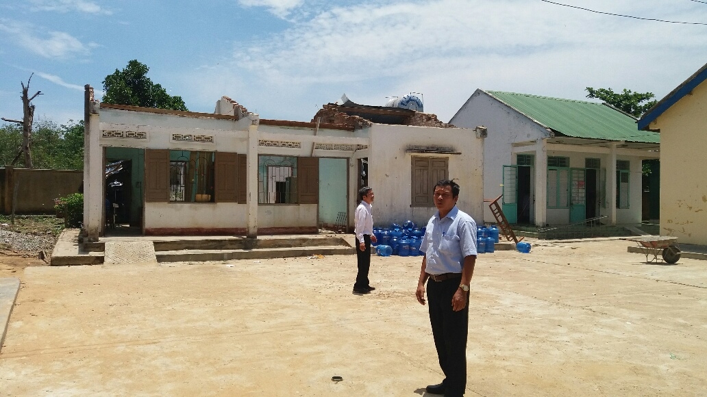 Trường THCS Cao Bá Quát (xã Ea Sô, huyện Ea Kar) bị mưa kèm giông lốc làm tốc hết mái vào ngày 3-5.