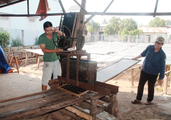 Công đoạn tráng miến dong bằng máy tại một cơ sở sản xuất ở phường Khánh Xuân.