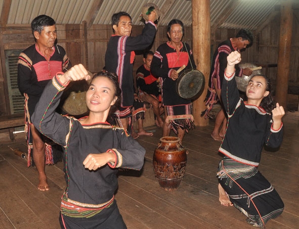 Đội cồng chiêng buôn Kô Siêr (TP. Buôn Ma Thuột) biểu diễn tại nhà văn hóa cộng đồng.  Ảnh: Hoàng Gia