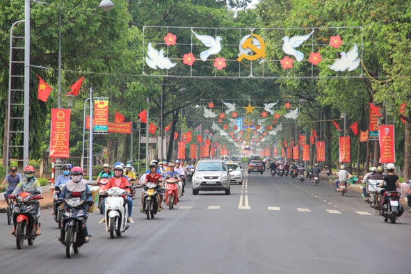 Đường phố Buôn Ma Thuột được trang hoàng rực rỡ chào đón ngày bầu cử.   Ảnh: Hoàng Gia