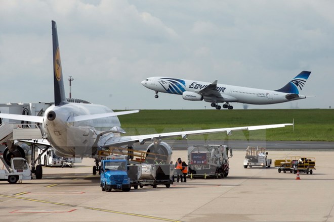 Máy bay của Hãng EgyptAir cất cánh tại sân bay Charles de Gaulle ở Paris, Pháp ngày 19-5. (nguồn: THX/TTXVN)