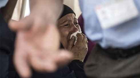 Thân nhân của một hành khách trên máy bay Ai Cập gặp nạn. (ảnh: AFP).