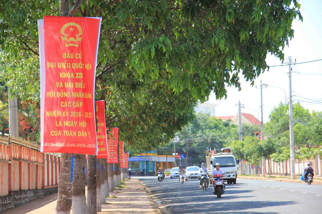 Từng con đường được trang hoàng bằng các pano