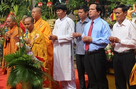 Các đại biểu làm lễ dâng hương cúng dường