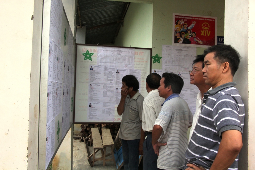 Cử tri tại tổ bầu cử số 6, thị trấn Krông Kma xem danh sách ứng cử viên trước kh bầu cử