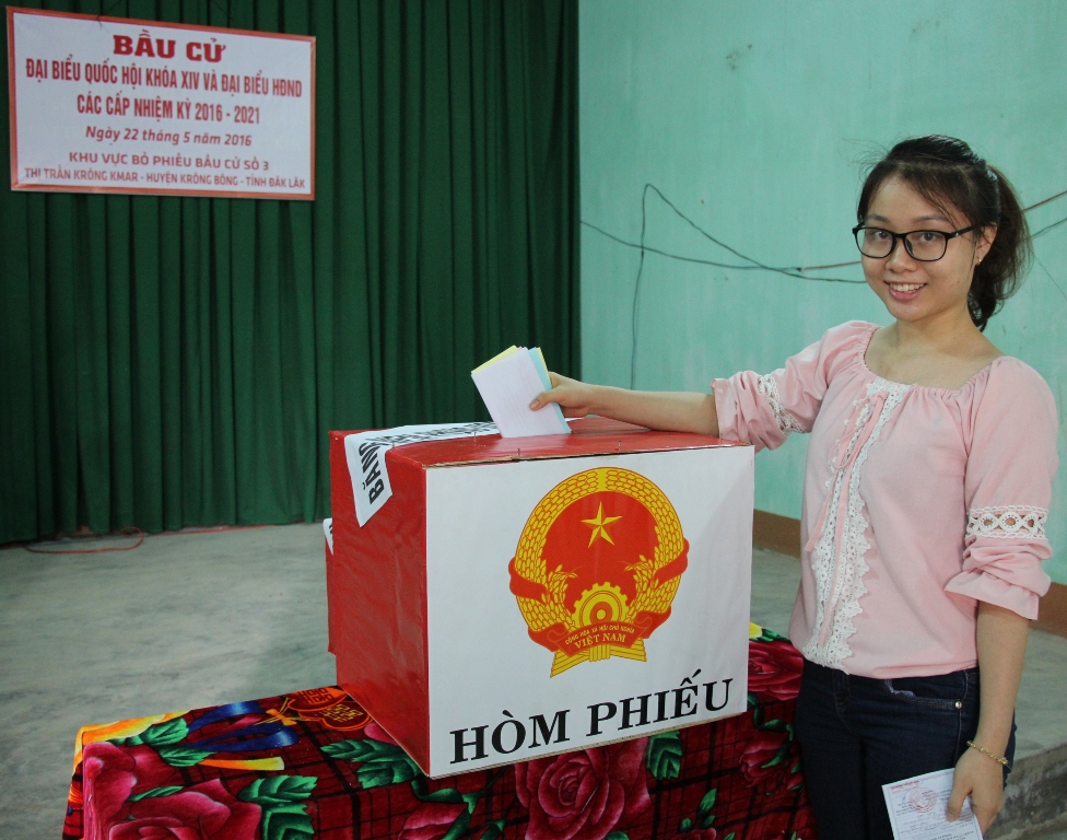 Một cử tri trẻ bỏ phiếu tại khu vực bầu cử số 3, thị trấn Krông Kmar