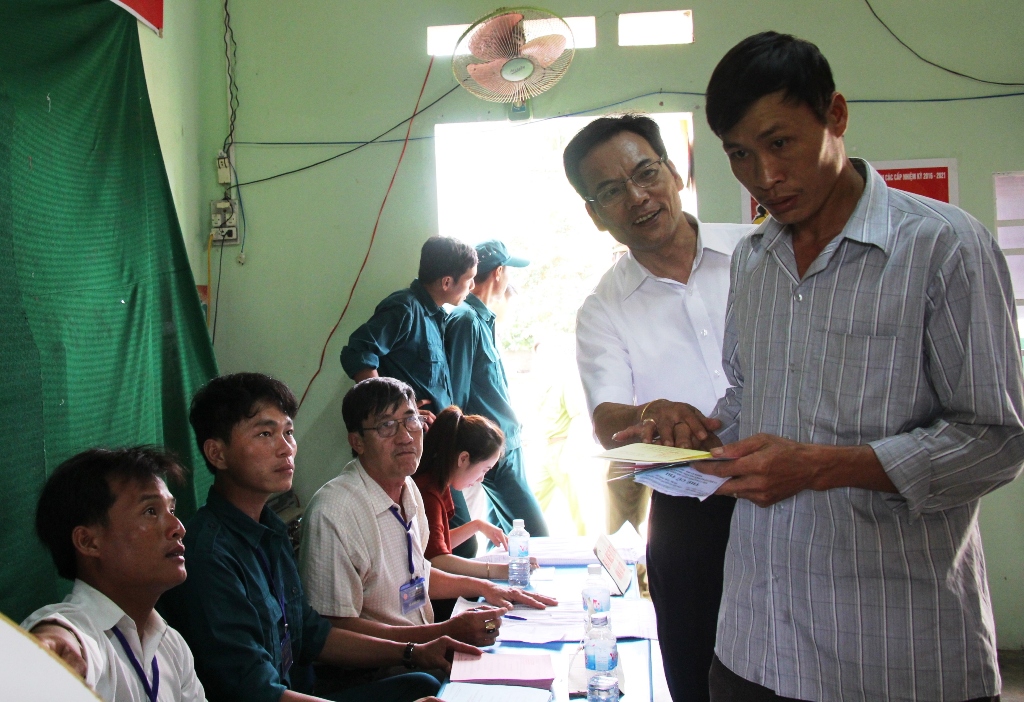 Ông Huỳnh Bài, Chủ tịch Ủy ban bầu cử huyện Krông Kmar kiểm tra tại các điểm bầu cử và hướng dẫn cử tri thực hiện quy trình bầu cử