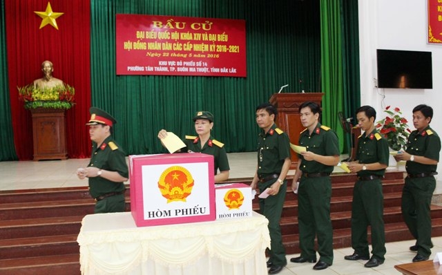 Cử tri đơn vị bầu cử số 14, phường Tân Thành (TP.Buôn Ma Thuột) tiến hành bỏ phiếu bầu. Ảnh: Văn Luyến