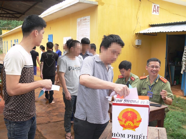 Các bị can tại Trại tạm giam – Công an tỉnh bỏ phiếu bầu đại biểu Quốc hội khóa XIV và đại biểu HĐND tỉnh Đắk Lăk nhiệm kỳ 2016-2021.