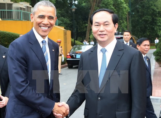 Chủ tịch nước Trần Đại Quang đón Tổng thống Hoa Kỳ Barack Obama. (Ảnh: Nhan Sáng/TTXVN)