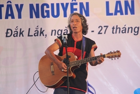  Nhà báo Siu Tour ( Hội Nhà báo Gia Lai) trình bày ca khúc Yêu sao Đắk Lắk hôm nay (sáng tác Đức Hùng).