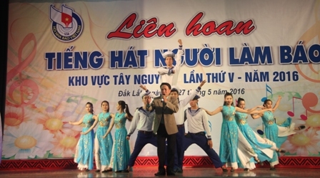 Ca khúc Tổ quốc gọi tên mình do nhà báo Hoàng Huy Liêm ( Hội Nhà báo tỉnh Đắk Lắk) 