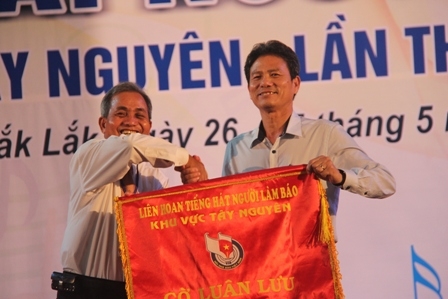 ...và trao Cờ luân lưu cho lãnh Hội Nhà báo tỉnh Đắk Nông -đơn vị đăng cai tổ chức Liên hoan lần thứ VI - năm 2017.