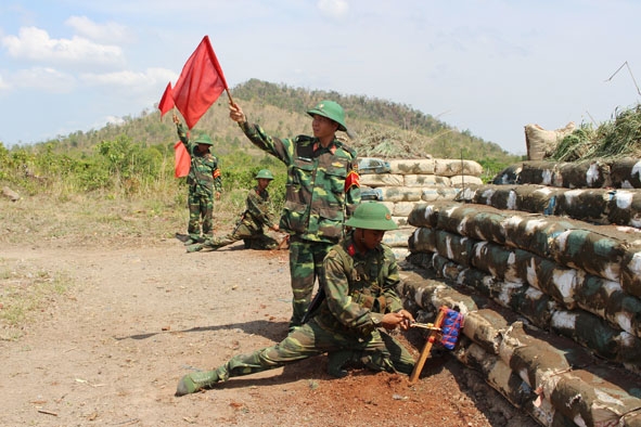 Chiến sĩ mới kiểm tra đánh thuốc nổ trên thao trường.