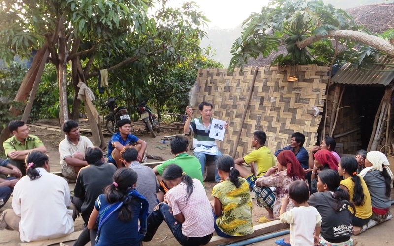 Một buổi tuyên truyền của cán bộ Kiểm Lâm VQG Chư Yang Sin cho người dân sống ở vùng đệm của Vườn (thuộc xã Yang Mao, huyện Krông Bông)
