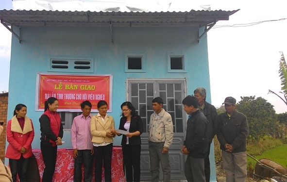 Hội Phụ nữ xã Bình Thuận tặng nhà “Mái ấm tình thương” cho  gia đình  chị Nông Thị Yên, hộ nghèo ở buôn Quắn.
