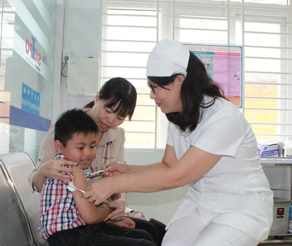 Tiêm vắc  xin phòng bệnh cho trẻ tại Trung tâm Y tế dự phòng tỉnh. Ảnh: Kim Oanh